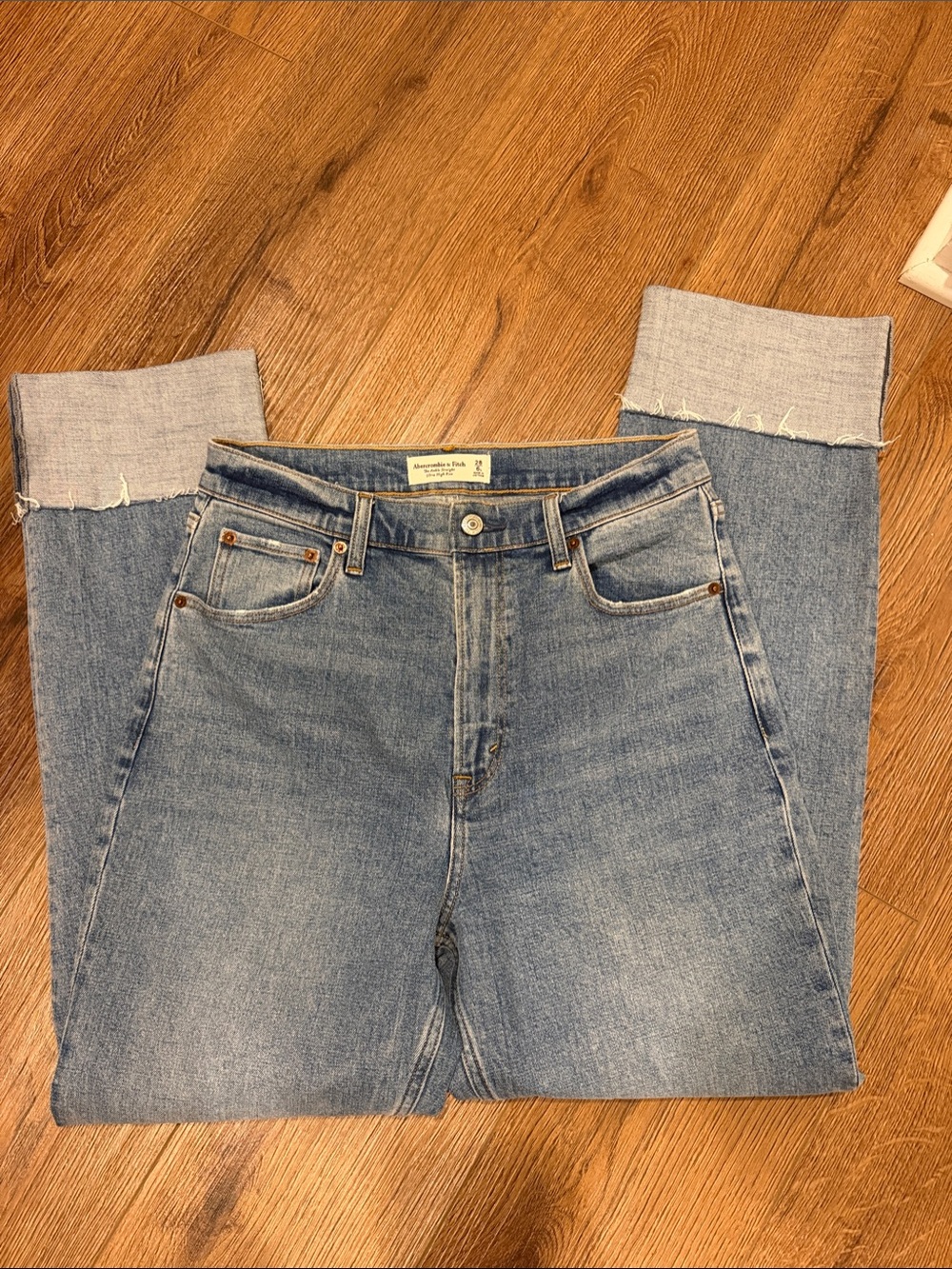 Abercrombie & Fitch Ultra High Rise Ankle Straight Jeans - size 6L